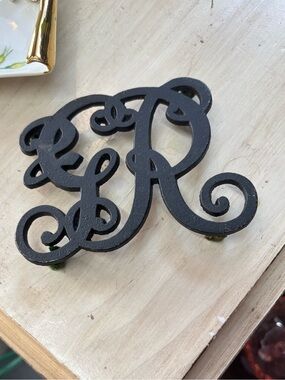 Vintage Colonial Williamsburg King George cast iron Trivet